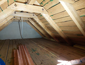 Zateplení stropu rodinného domu pomocí foukané izolace